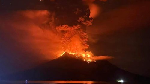 Tsunami-Warnung in Indonesien: Ausgebrochener Vulkan droht ins Meer zu stürzen