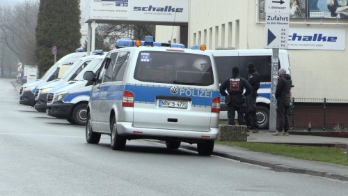 Nach Angriff auf Schalke-Fans: Sturmmasken und Testosteron bei Razzia gefunden