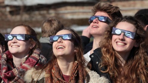 Brille, Lochkamera, Nudelsieb : So kann man die partielle Sonnenfinsternis sicher beobachten – und fotografieren