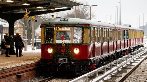 Erstmals seit 15 Jahren wieder unterwegs: Historischer „Weihnachtszug“ auf Rundfahrt durch Berlin