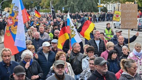 Mit deutschen und russischen Flaggen: Tausende protestieren in Brandenburg am Einheitsfeiertag