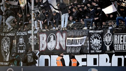 Zaunfahne im Ruhrstadion: Nach Banner-Eklat von Bochum: Debatte über Einfluss von Fans