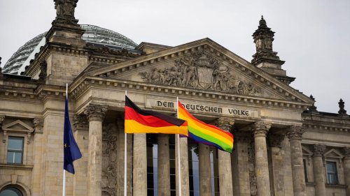 Entscheidung von Julia Klöckner: Bundestag hisst Regenbogenflagge am 17. Mai – aber nicht zum Berliner CSD