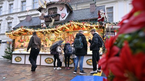 Potsdamer Weihnachtsmarkt eröffnet: So viel kosten Glühwein, Bratwurst und Süßes beim „Blauen Lichterglanz“