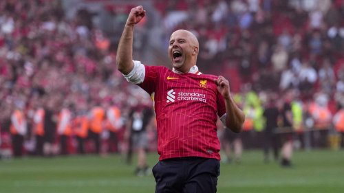 Charmante Geste des Trainers: Liverpools Meistermacher Arne Slot singt für Jürgen Klopp