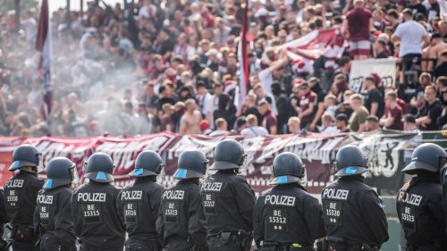Mehr Hochrisikospiele, hoher Personaleinsatz, verletzte Polizisten: Berliner Senat will kein Geld von Union, Hertha und BFC