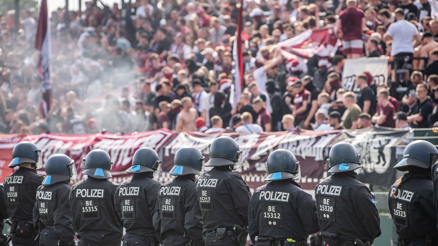 Mehr Hochrisikospiele, hoher Personaleinsatz, verletzte Polizisten: Berliner Senat will kein Geld von Union, Hertha und BFC