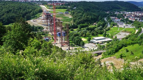 Arbeitsunfall in Baden-Württemberg : Drei Bauarbeiter stürzen mit Gondel in den Tod