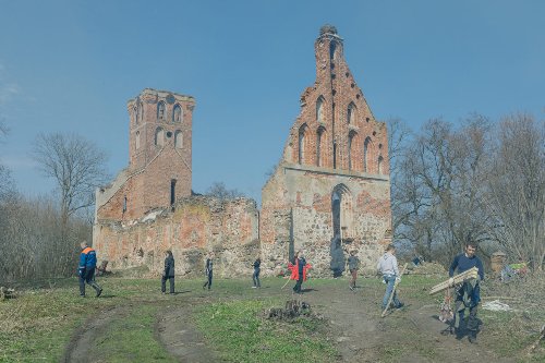 «Не наше наследие на нашей земле». Как жители Калининградской области сохраняют руины немецких кирх