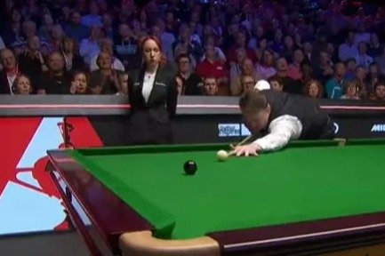 ‘Conjuring some magic’ – Shaun Murphy stuns Crucible crowd with insane no-look trick shot at World Snooker Championship