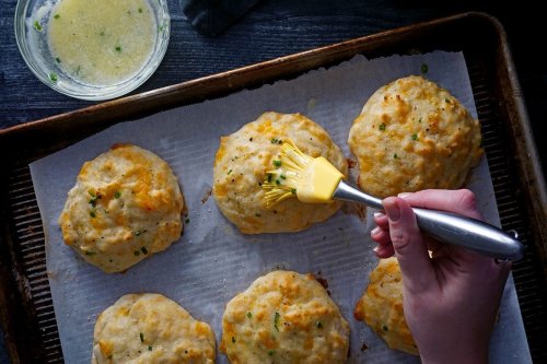 How to Make Copycat Red Lobster Cheddar Bay Biscuits