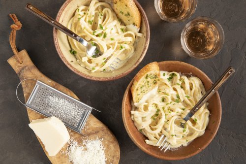 Here's How to Make Copycat Olive Garden Alfredo Sauce Easily at Home