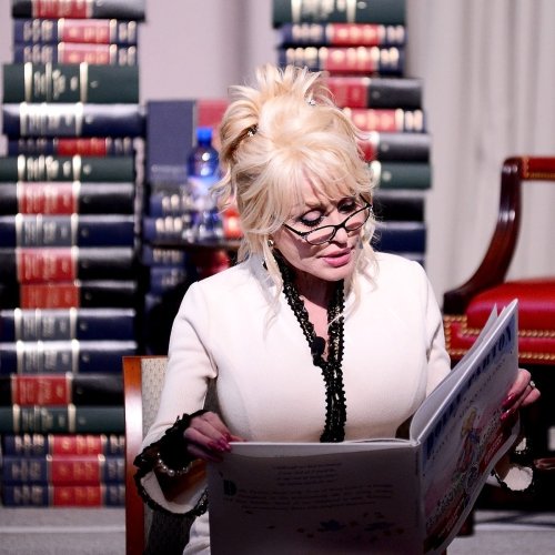Goodnight with Dolly Is the Perfect Way to Fall Asleep to a Bedtime Story