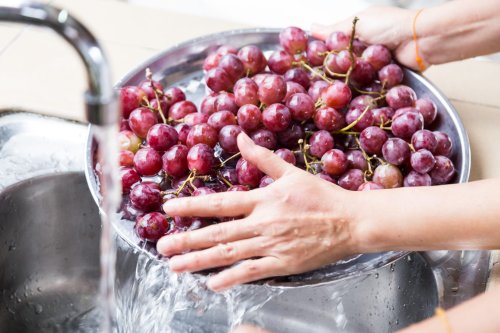How to Wash Grapes the Right Way