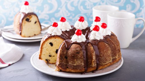 You Should Reconsider Topping Bundt Cakes With Extravagant Decorations 
