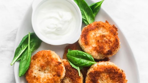 The Method You Should Use To Prevent Tuna Cakes From Falling Apart - Tasting Table