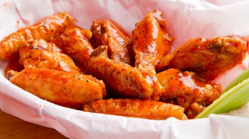 Why You Should Avoid Storing Cooked Chicken Wings In Plastic
