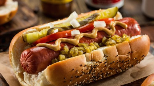 The Restaurant Chain That Helped Popularize Chicago's Iconic Hot Dog Style