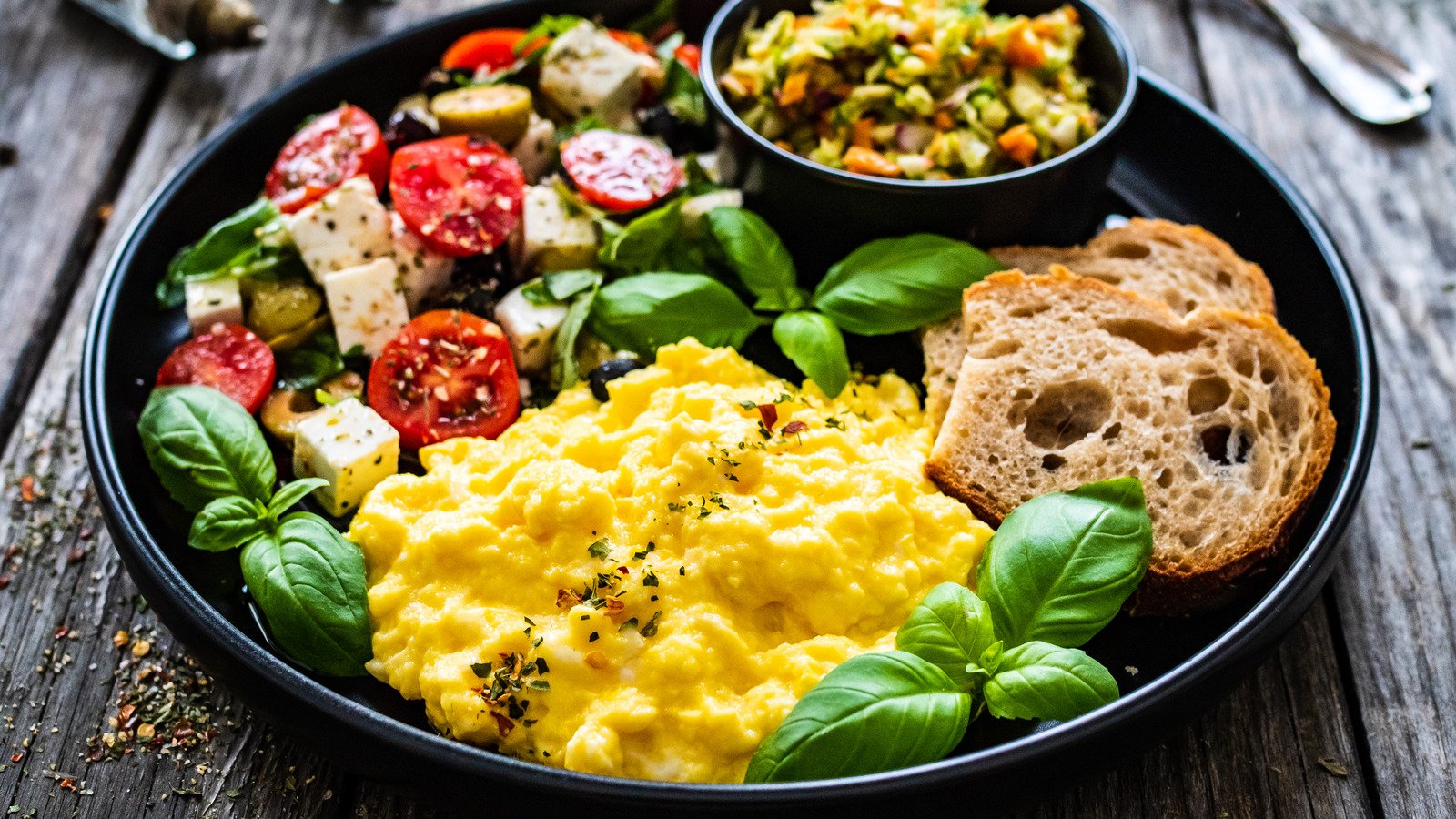 Why Scrambled Eggs Taste Better From A Restaurant Than At Home