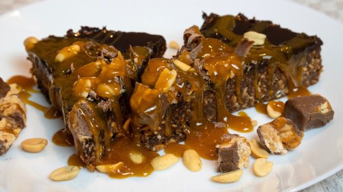 If You Have Snickers, Boxed Cake Mix, And A Jar Of Caramel, You Have An Easy And Rich Dessert In 35 Minutes