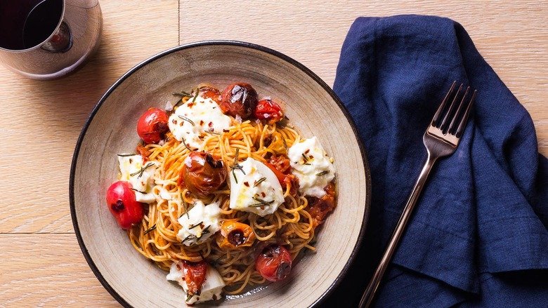 How To Make Pasta With Charred Tomatoes And Burrata