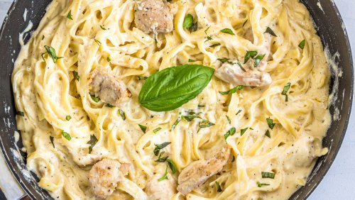 White Wine Is All You Need To Give Jarred Alfredo Sauce A Flavor Boost