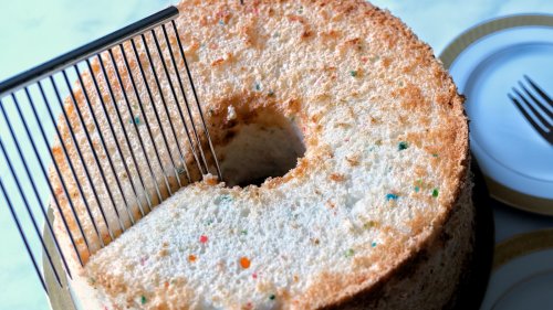 The Antique Cake Tool To Avoid Smushing Delicate Slices