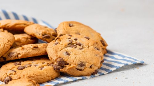 The Unconventional Flour Alton Brown Uses For Chocolate Chip Cookies