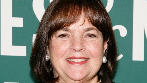 Ina Garten's Simple Trick To Avoid Crumbs While Frosting A Cake