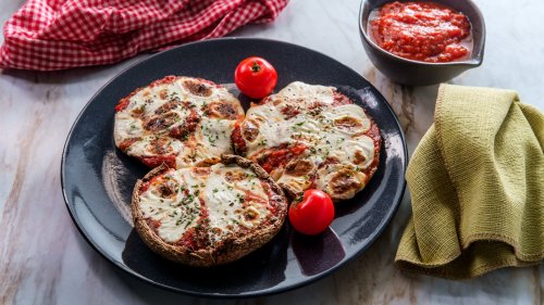 Use Portobello Mushrooms For Tasty Pizzas Without The Dough
