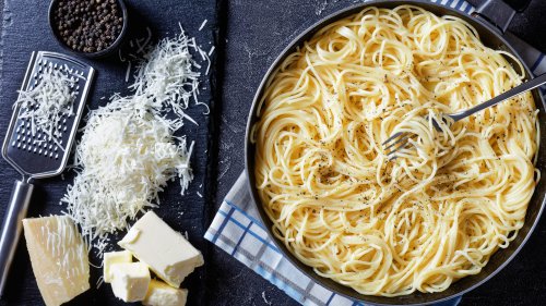 Sautéed Shallots Are The Secret Ingredient To Give Your Cacio E Pepe A Kick