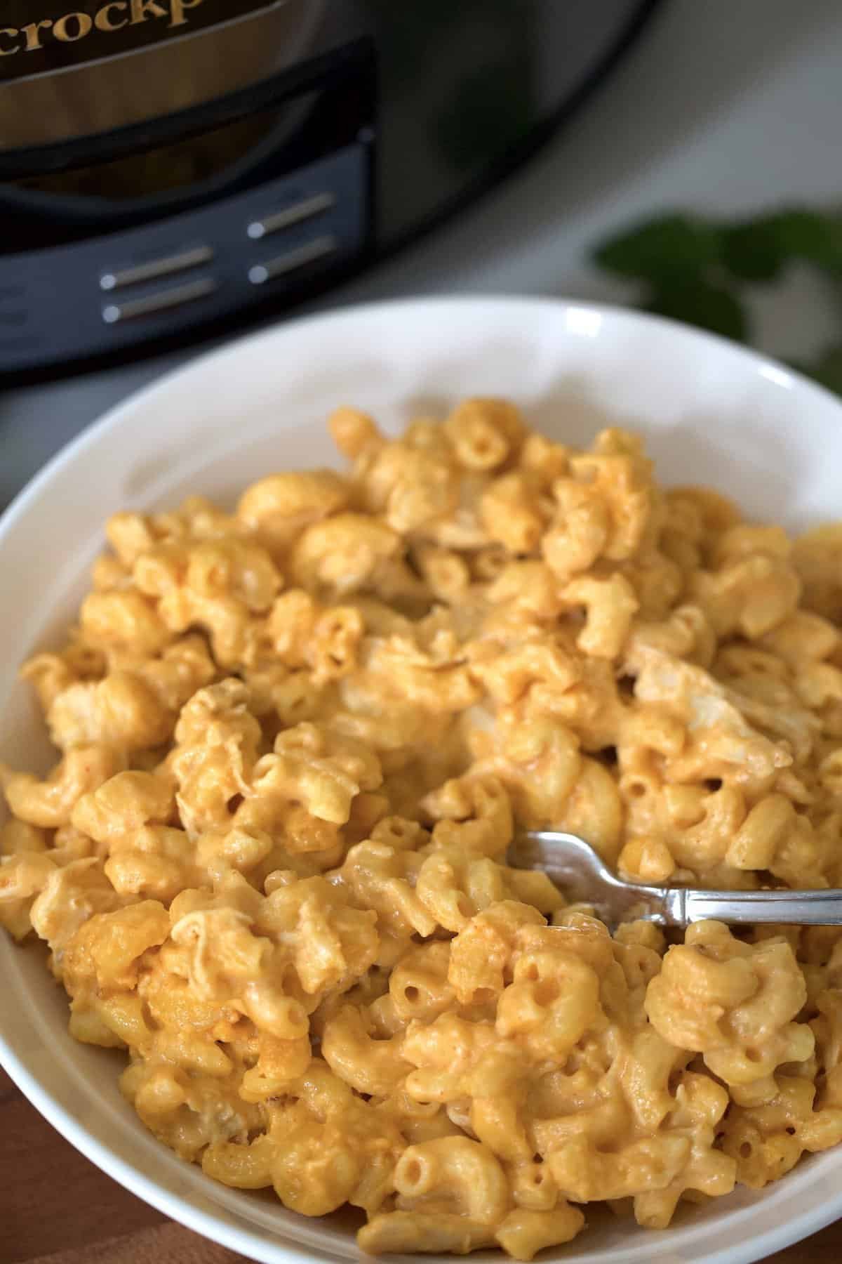 Crockpot Buffalo Chicken Macaroni and Cheese