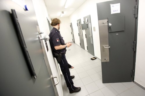 Junger Mann im Arrest gestorben: Hamburger Polizist unter Verdacht