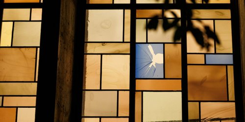 Synagogen-Fenster eingeworfen