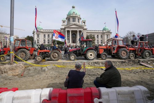 Zehntausende Menschen kommen zur Demo nach Belgrad