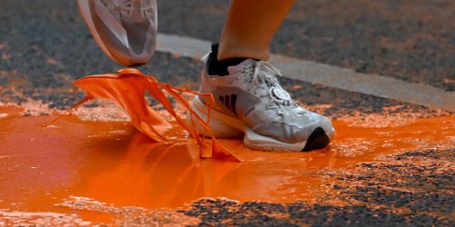 Orange Farbe auf der Laufstrecke