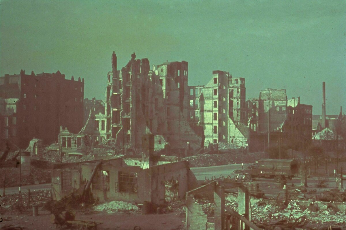 80 Jahre Kriegsende: Wie konnte die Bombardierung Hamburgs richtig sein?