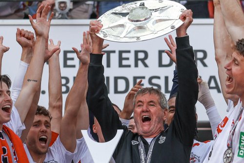 Aufstieg des 1. FC Köln: Kölner Kompetenzvakuum