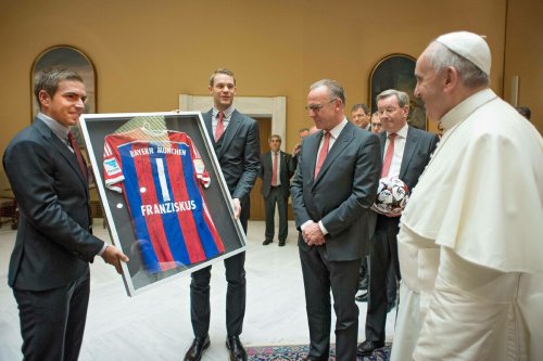 Papst Franziskus und sein Sporterbe: Trikotabwurfstelle am Heiligen Stuhl