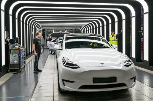 Tesla missachtet Arbeitsrecht: Der Autobauer drangsaliert kranke Mitarbeiter