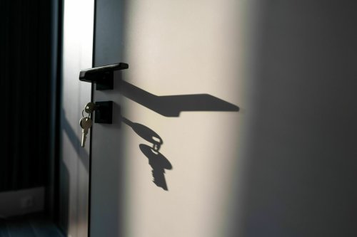 Razzia in Frauenhaus: Lebensgefahr durch Behördenfehler
