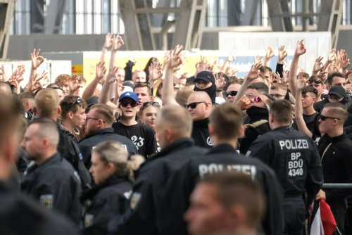 „Deutsche Jugend Voran“ ist rechtsextrem: Saufen und Rumhitlern