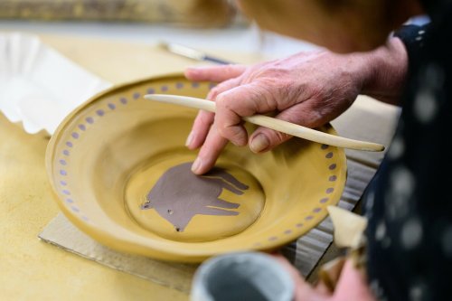 Geburtstagsgeschenk der kreativen Art: Wie das Blümchenmuster auf den Teller kommt