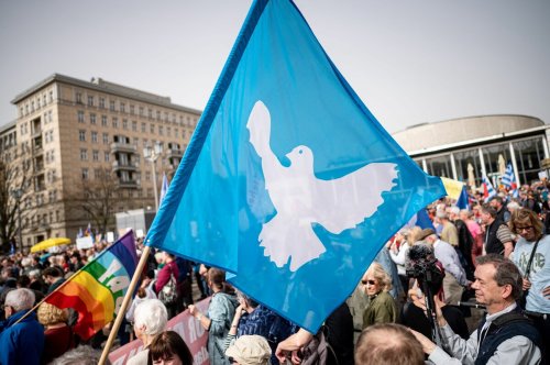 Gegen Aufrüstung, Atomwaffen und „blutiges Geld“ für Putin