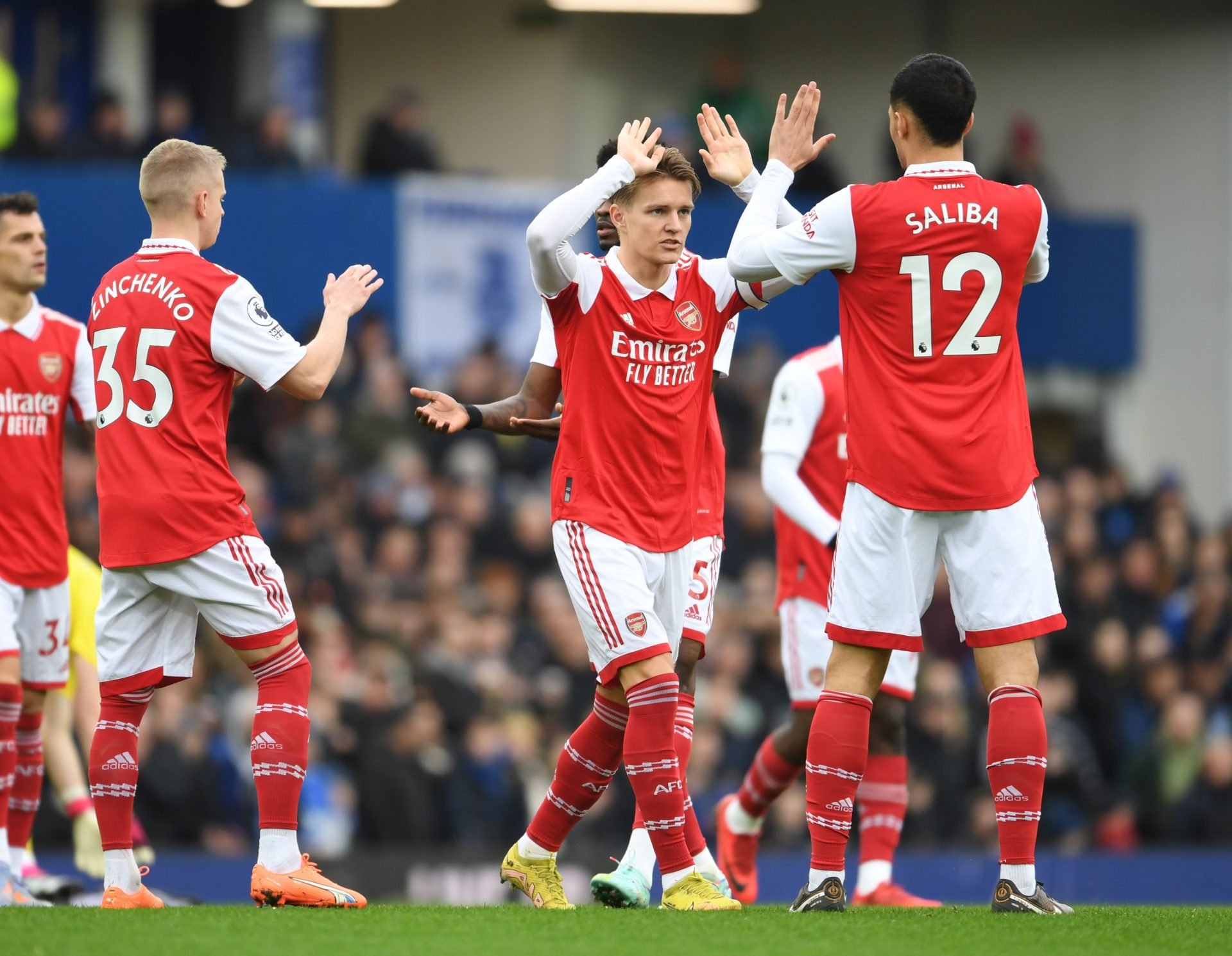 Arsenal stay top of the Premier League with dominant display against Leicester