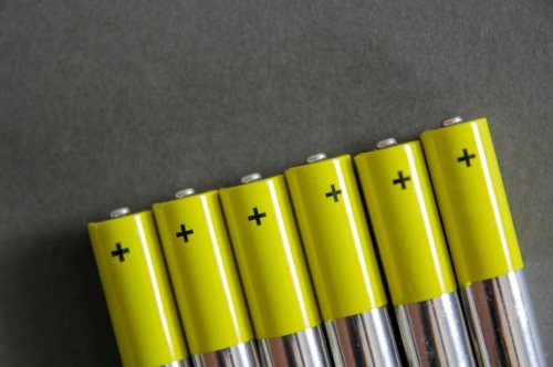 Genialer Trick zeigt in Sekunden, ob Batterien leer oder voll sind