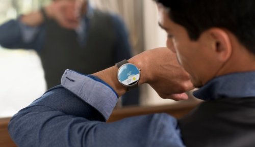 Hands On With The Moto 360, The First Round-Faced Android Wear Smartwatch