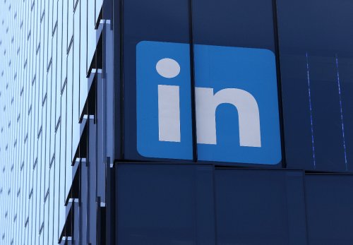 LinkedIn testing paid Premium Company Page with AI-assisted content creation