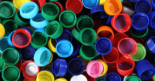 Весело и ярко: как повторно использовать крышки от пластиковых бутылок