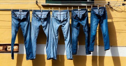 Если джинсы сели после стирки, не спешите их выбрасывать! Эти простые лайфхаки помогут растянуть ткань